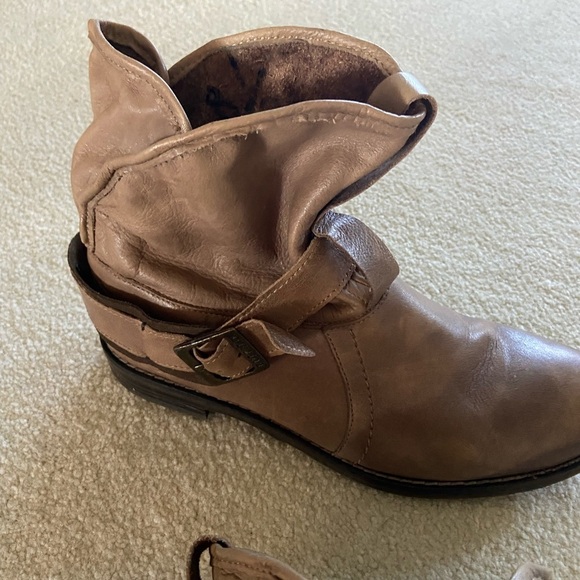 Buffalo London Genuine Leather bootie size 10 , very stylish well made shoe - Picture 2 of 4